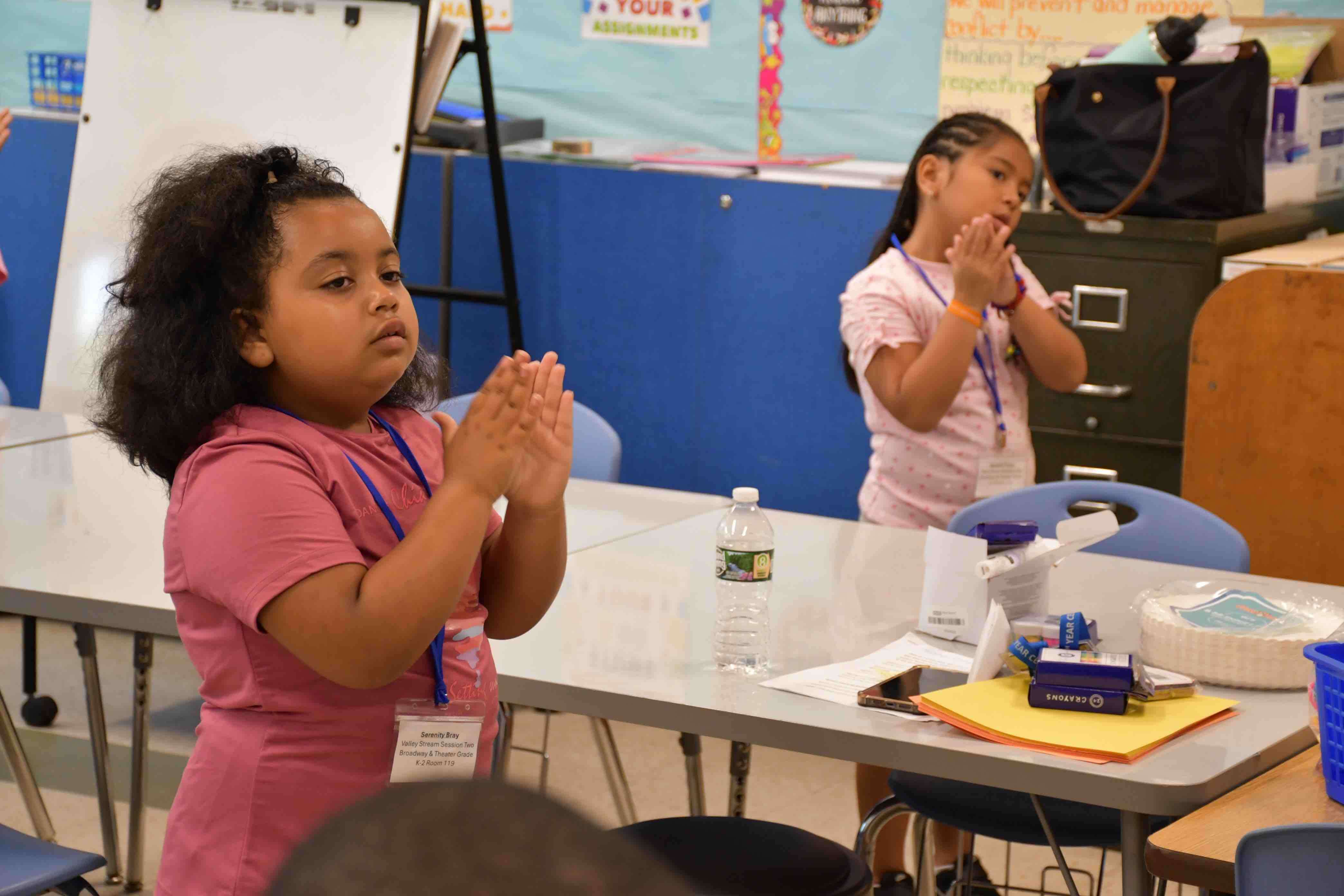 Estudiantes de Valley Stream aprenden en programa de enriquecimiento de verano