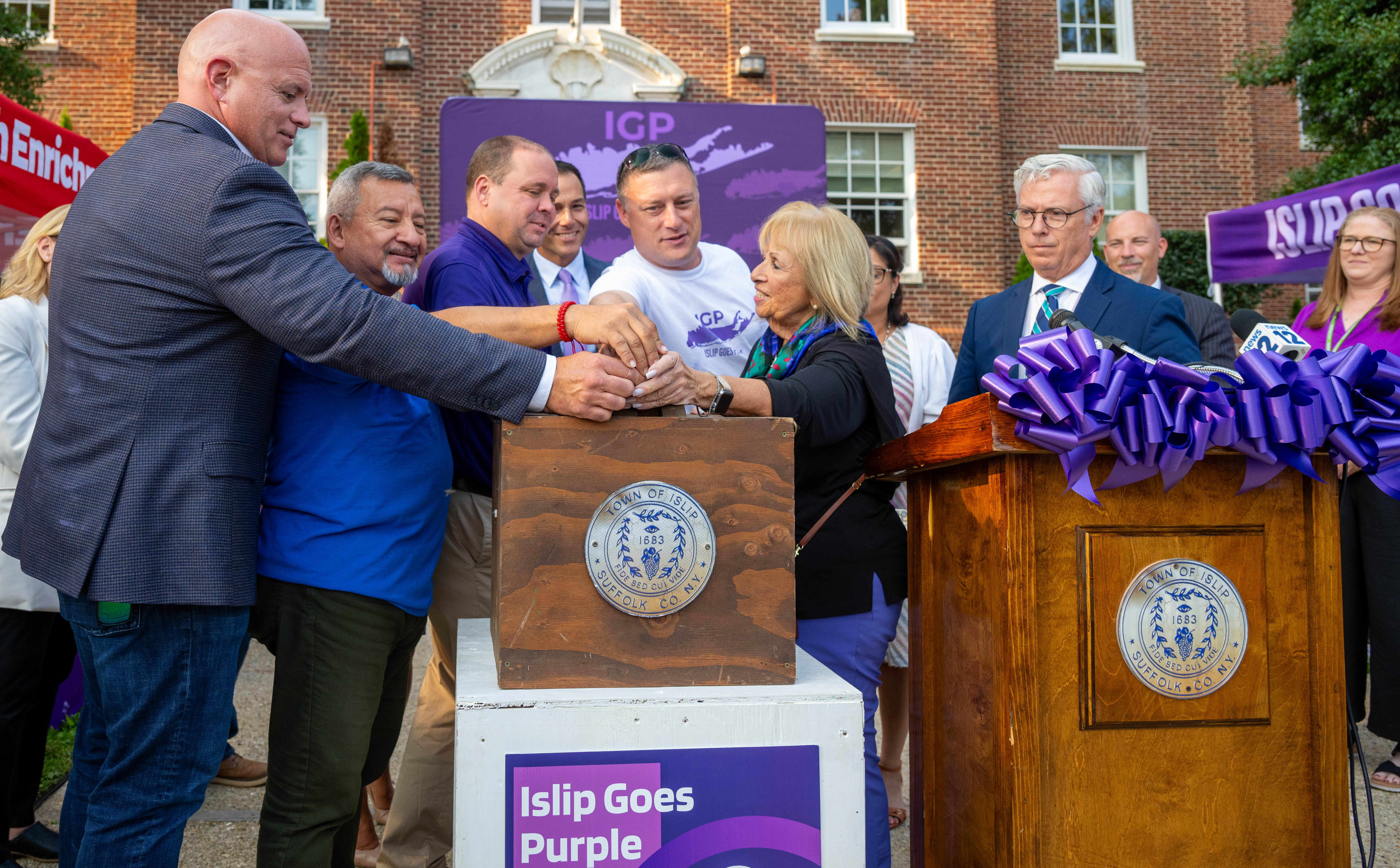 'Islip Goes Purple' promueve la recuperación de la sobredosis y la salud mental 