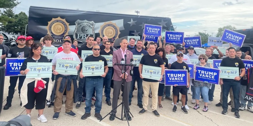 Manifestantes pro-Trump y anti-Trump intercambian críticas afuera del Coliseo de Nassau