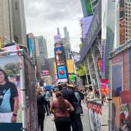 Retratos de inmigrantes adorna Times Square para fomentar la inclusión