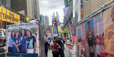 Retratos de inmigrantes adorna Times Square para fomentar la inclusión