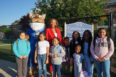 Uniondale recibe con emoción a sus alumnos en inicio de nuevo año escolar