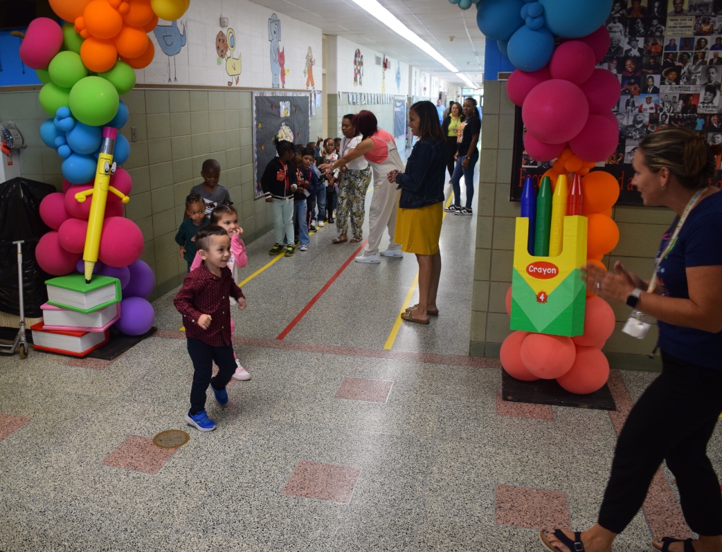 Escuela Primaria en Amityville celebra el primer día de Prejardín de Infantes