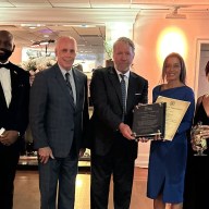 Senadora Martínez recibe el premio “Pearl” durante la ceremonia de inauguración Oyster Ball