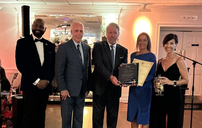 Senadora Martínez recibe el premio “Pearl” durante la ceremonia de inauguración Oyster Ball