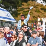 10.000 personas en Long Island conmemoran con lágrimas el primer aniversario del ataque terrorista en Israel