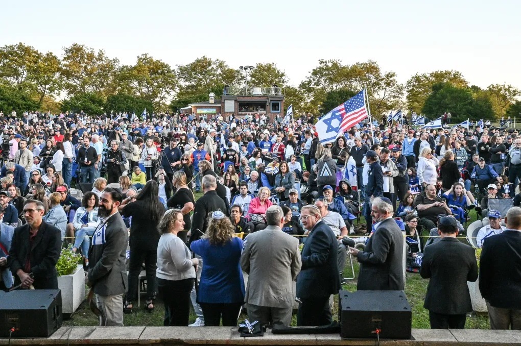 10.000 personas en Long Island conmemoran con lágrimas el primer aniversario del ataque terrorista en Israel