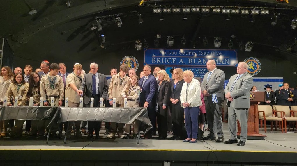 10.000 personas en Long Island conmemoran con lágrimas el primer aniversario del ataque terrorista en Israel