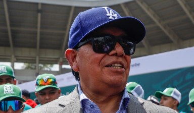 Kamala Harris rinde tributo al pelotero mexicano Fernando Valenzuela