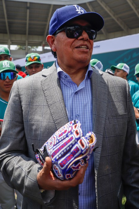 Kamala Harris rinde tributo al pelotero mexicano Fernando Valenzuela