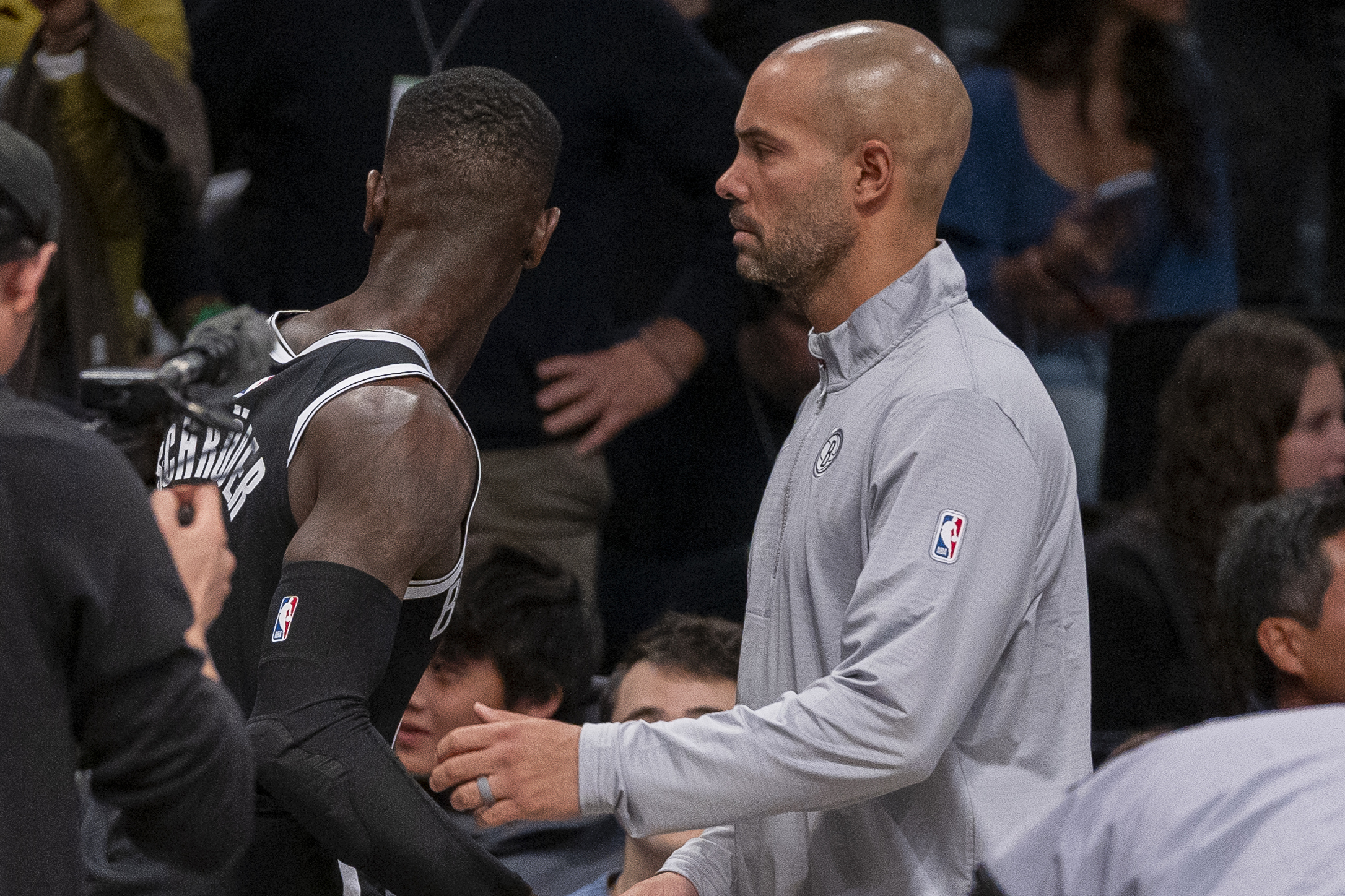 NY Nets sorprenden a Bucks y Jordi Fernández firma primer triunfo