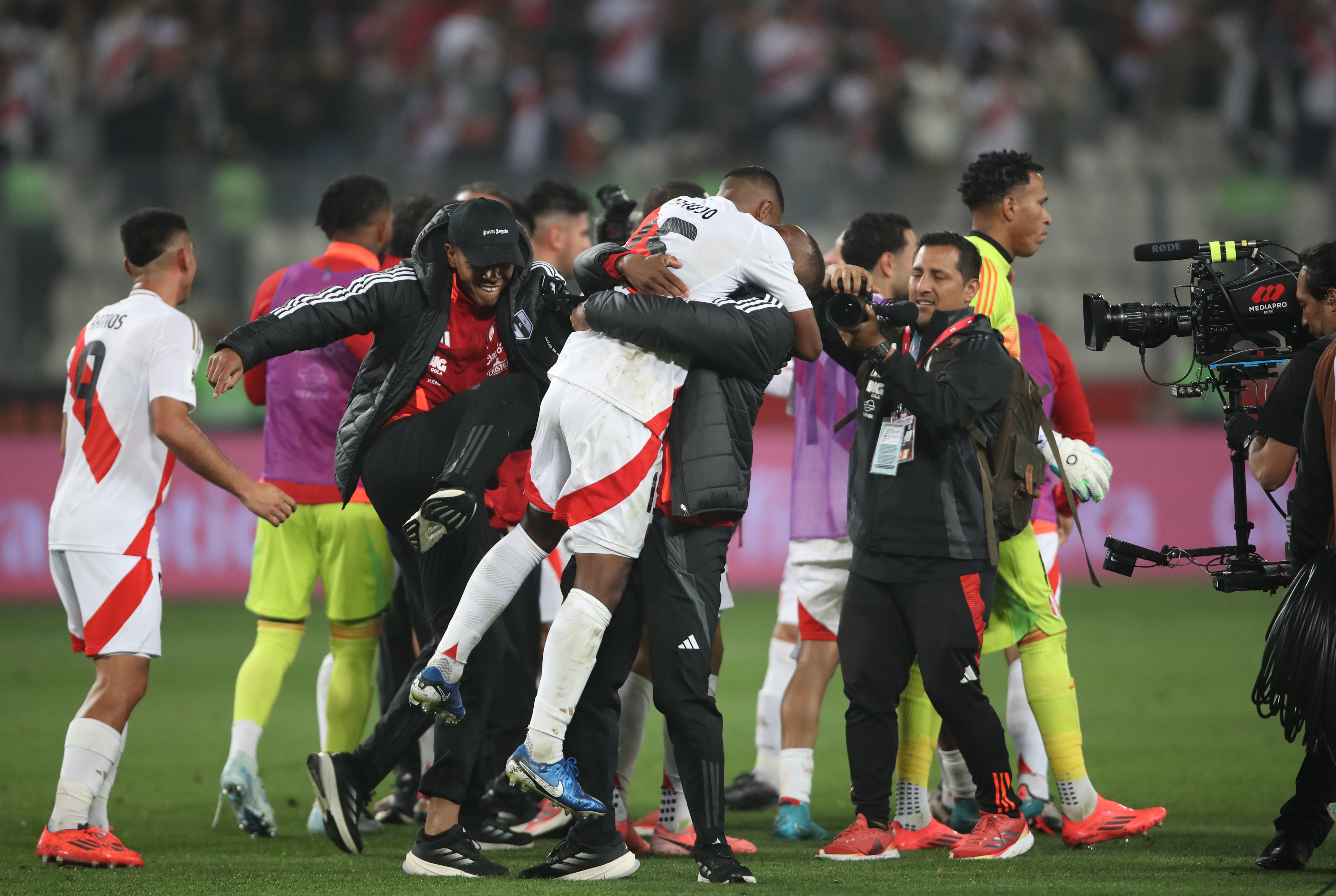 ¡Viven! Perú derrota 1-0 a Uruguay con gol salvador de Araujo