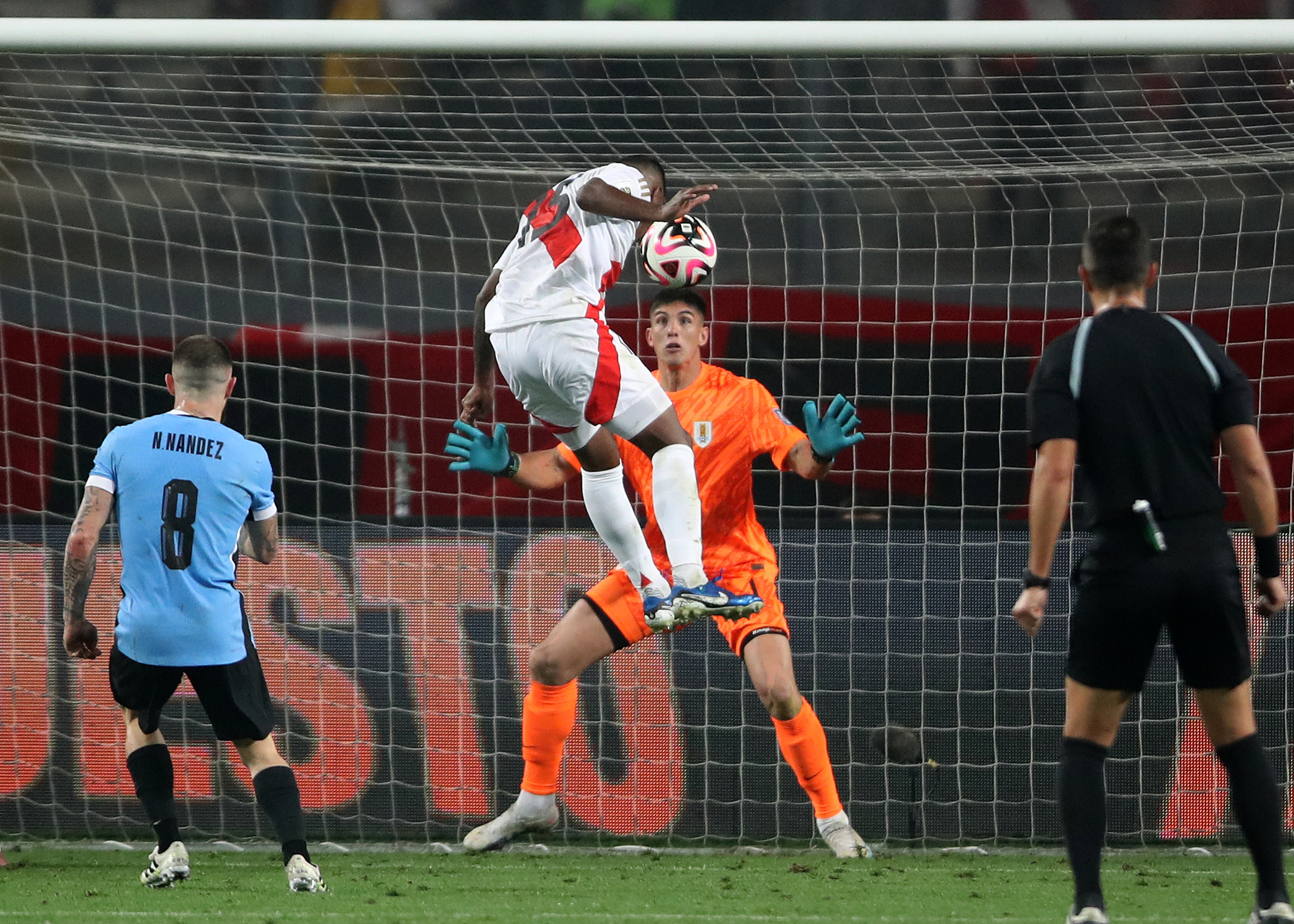 ¡Viven! Perú derrota 1-0 a Uruguay con gol salvador de Araujo