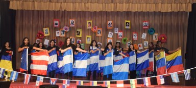 Estudiantes de Amityville celebran la cultura hispana con canciones, bailes y poesía