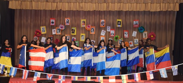 Estudiantes de Amityville celebran la cultura hispana con canciones, bailes y poesía