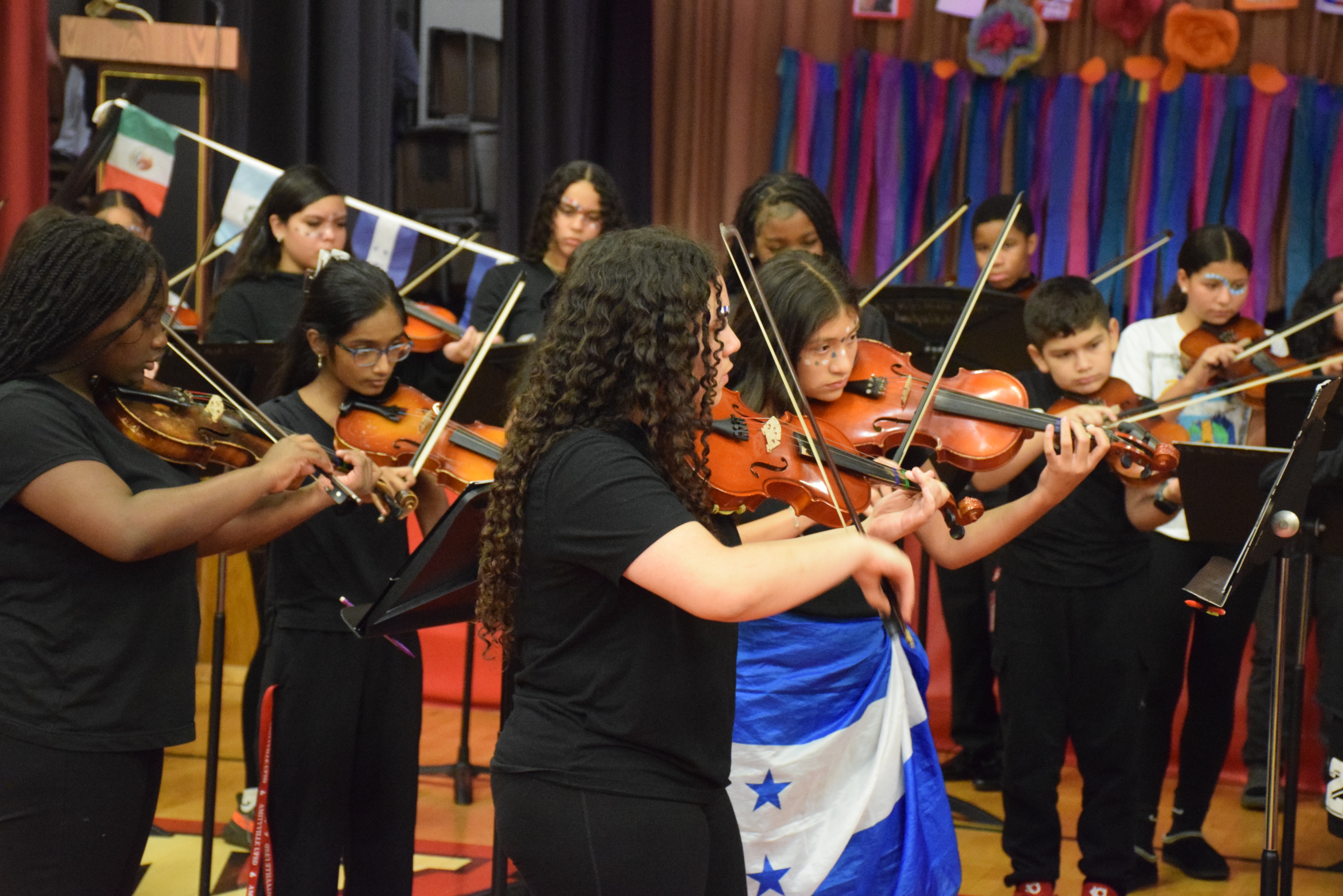 Estudiantes de Amityville celebran la cultura hispana con canciones, bailes y poesía