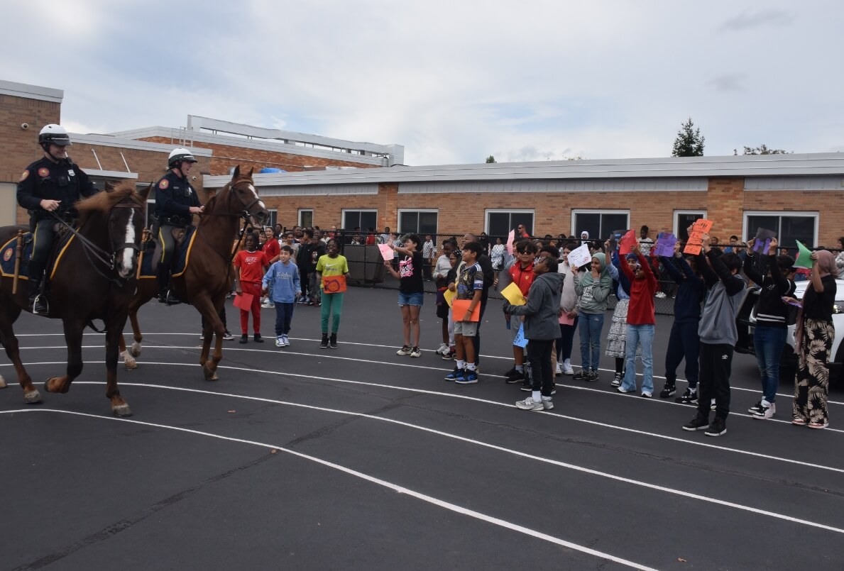 Policías de Nassau comparten sonrisas y juguetes en escuela de Valley Stream