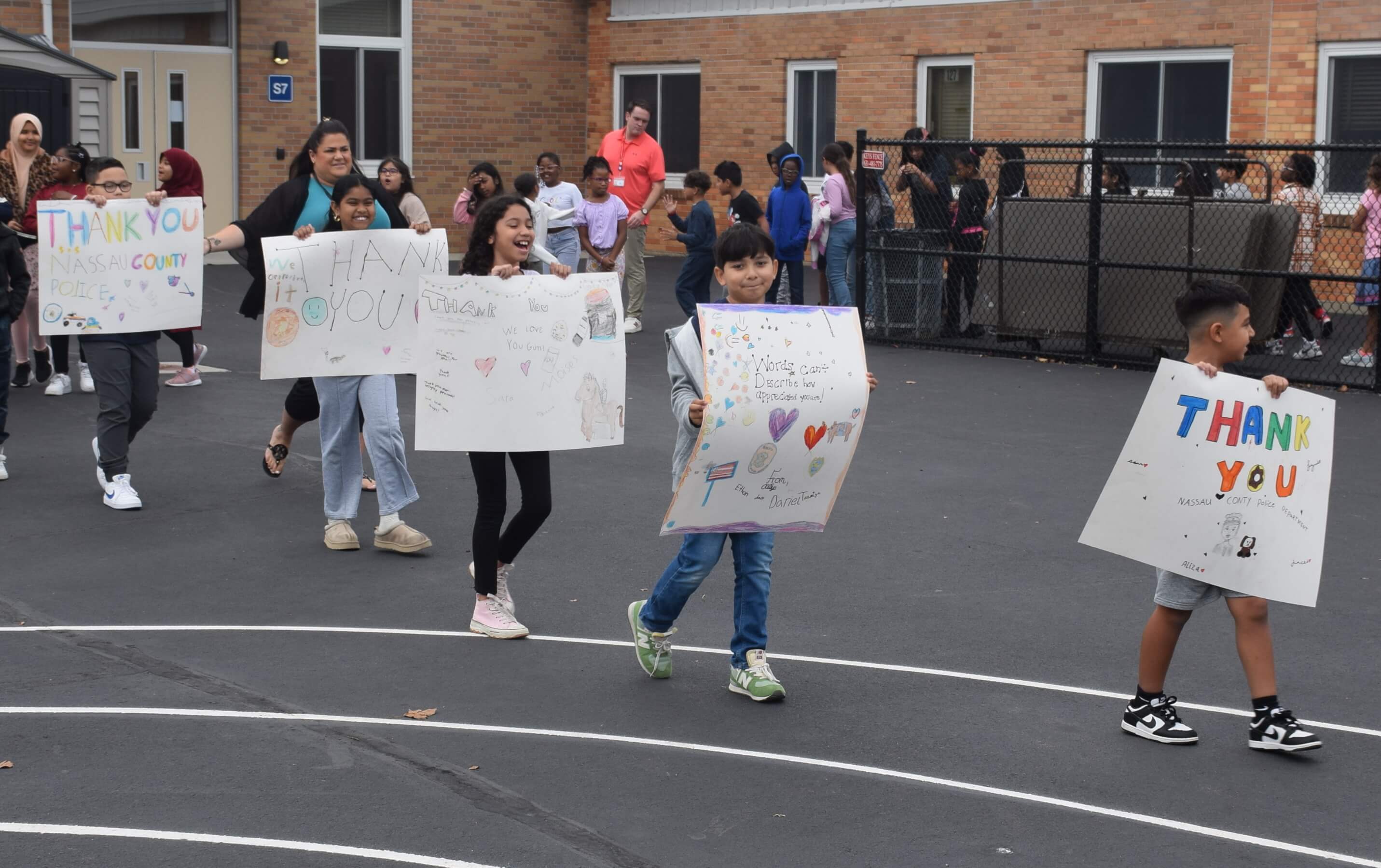 Policías de Nassau comparten sonrisas y juguetes en escuela de Valley Stream