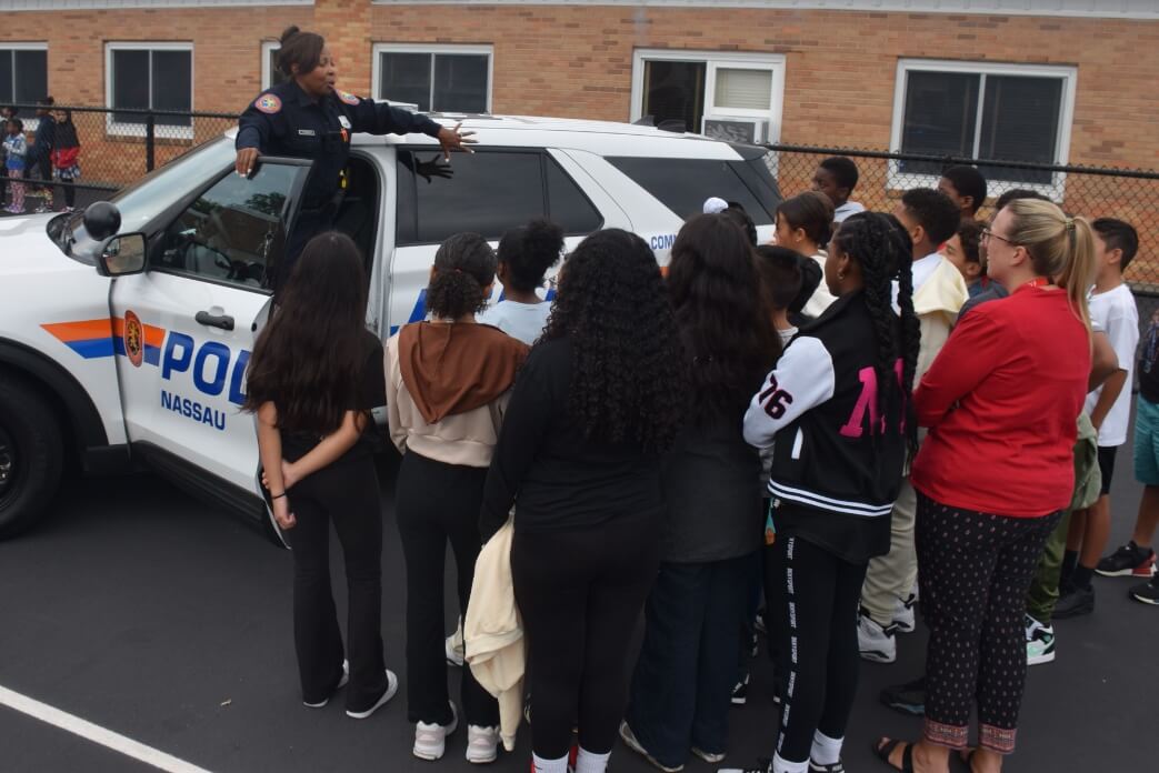 Policías de Nassau comparten sonrisas y juguetes en escuela de Valley Stream