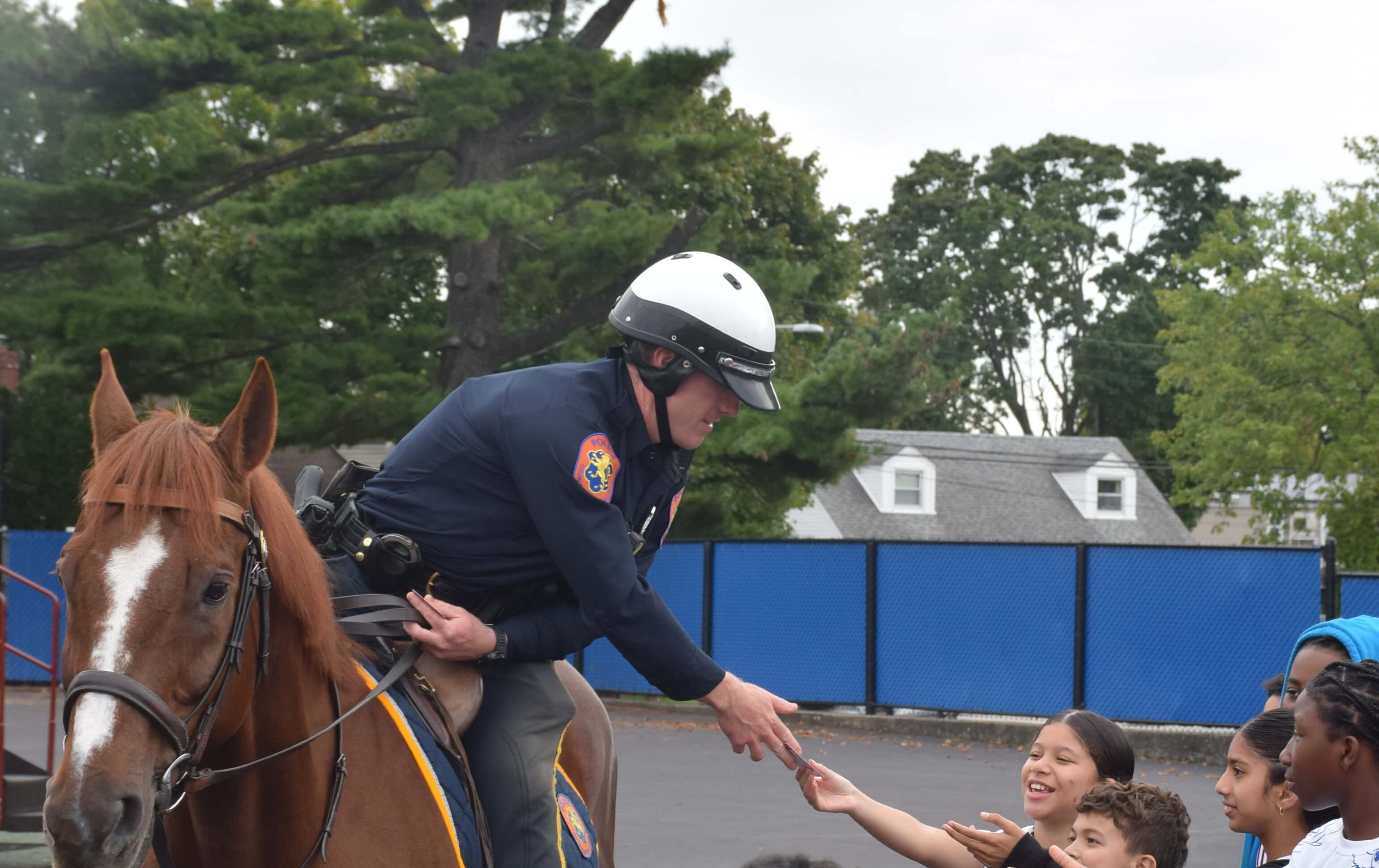 Policías de Nassau comparten sonrisas y juguetes en escuela de Valley Stream