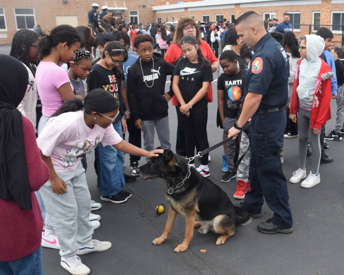 Policías de Nassau comparten sonrisas y juguetes en escuela de Valley Stream