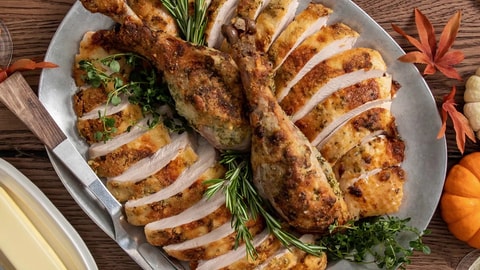 Pavo con Corteza de Hierbas y Queso Parmesano del Día de Acción Gracias