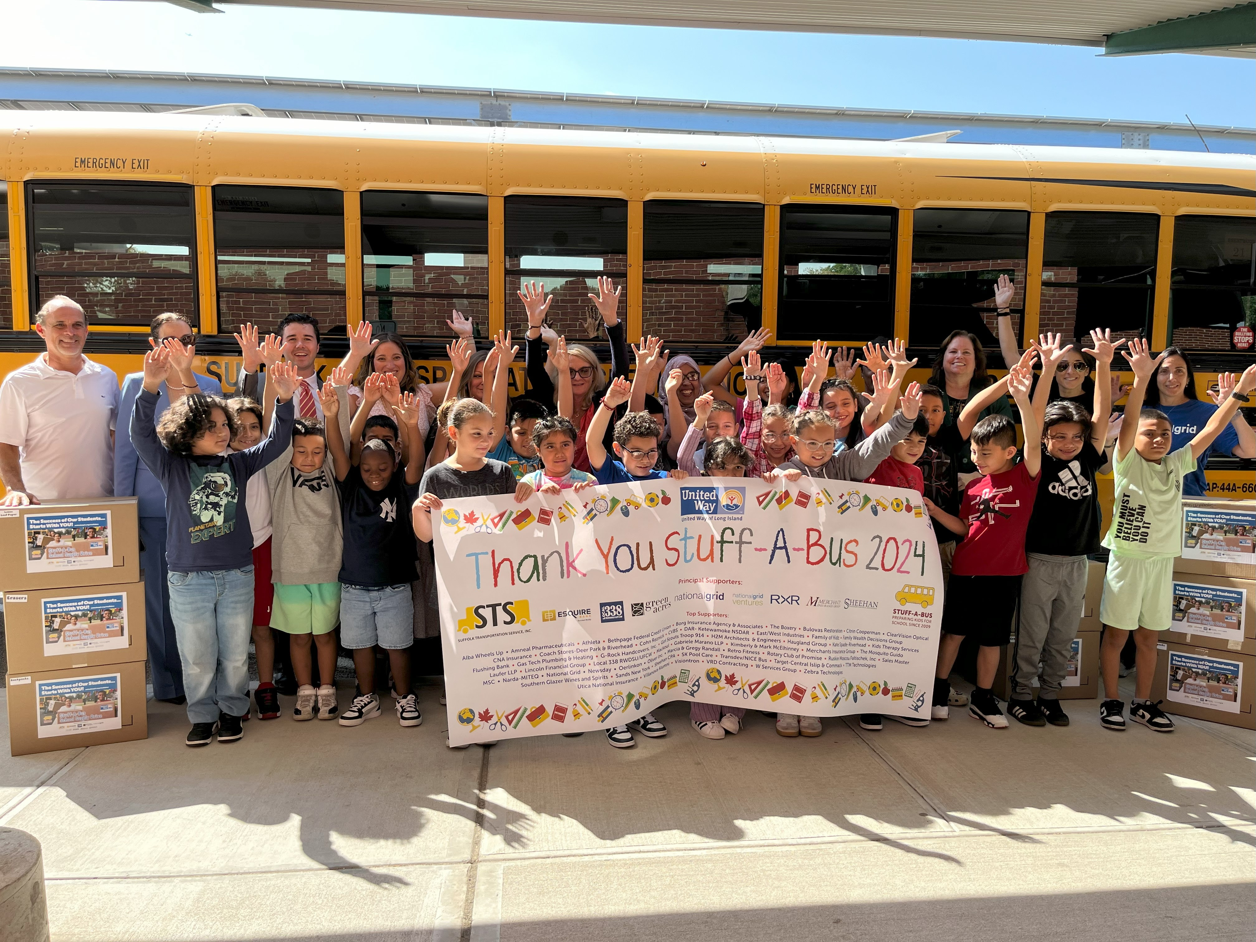 Miles de estudiantes reciben útiles escolares a través del programa Stuff-A-Bus de United Way of Long Island