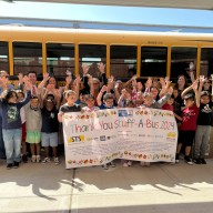 Miles de estudiantes reciben útiles escolares a través del programa Stuff-A-Bus de United Way of Long Island