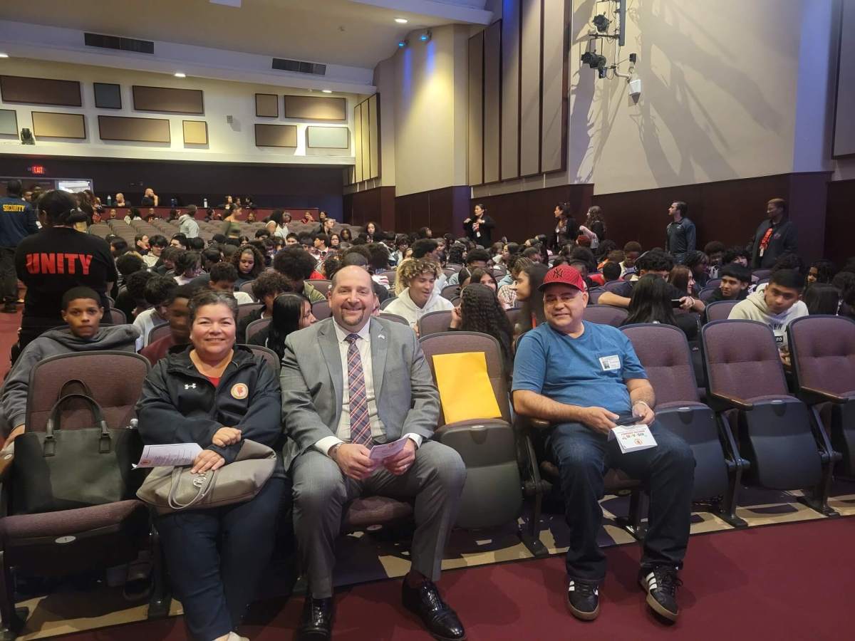 Rinden sentido homenaje a la Herencia Hispana en Freeport High School