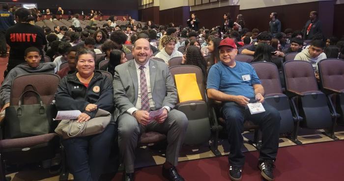 Rinden sentido homenaje a la Herencia Hispana en Freeport High School