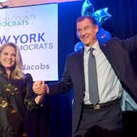 Tom Suozzi y Laura Gillen superan la ola roja liderada por Trump y ganan las elecciones al Congreso