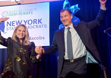 Tom Suozzi y Laura Gillen superan la ola roja liderada por Trump y ganan las elecciones al Congreso