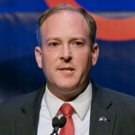 Trump elige para la agencia ambiental a Lee Zeldin, un aliado sin experiencia en el sector