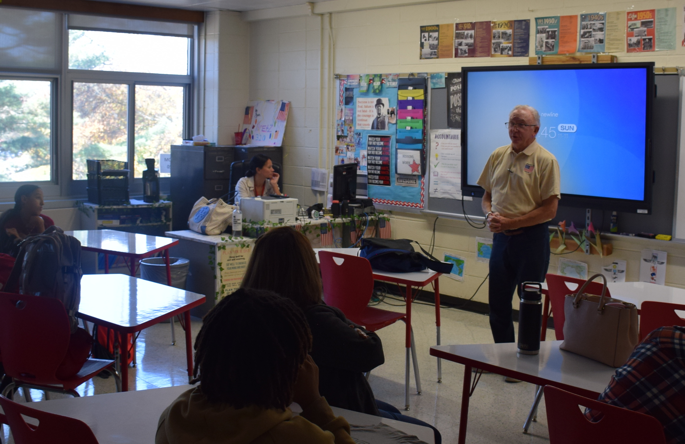 Estudiantes de Amityville conmemoran Veterans Day