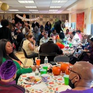 Legislador Davis celebra cena de Acción de Gracias para ancianos en Hempstead