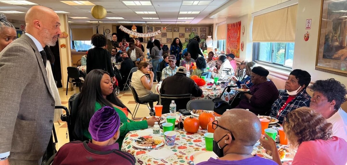 Legislador Davis celebra cena de Acción de Gracias para ancianos en Hempstead