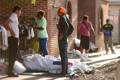 Trump planea grandes centros de detención para inmigrantes ilegales previo a su expulsión