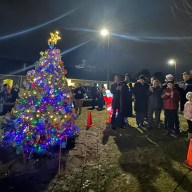 Legislador González invita al encendido del árbol de Navidad en Brentwood