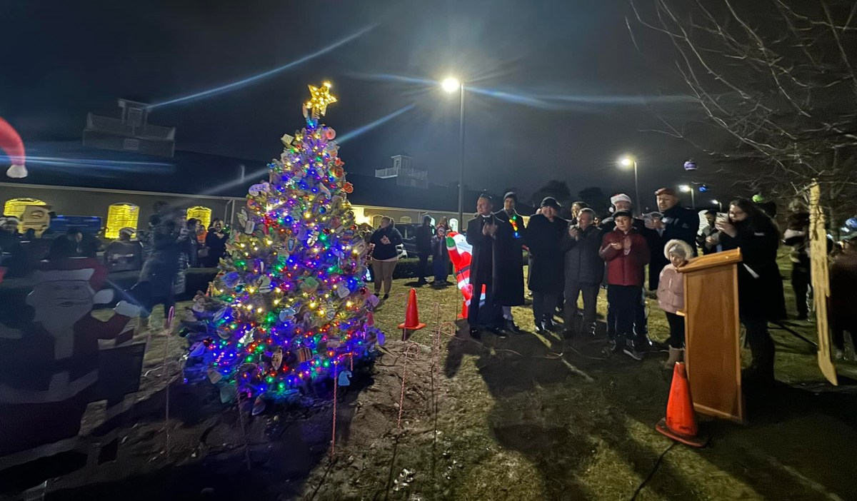 Legislador González invita al encendido del árbol de Navidad en Brentwood