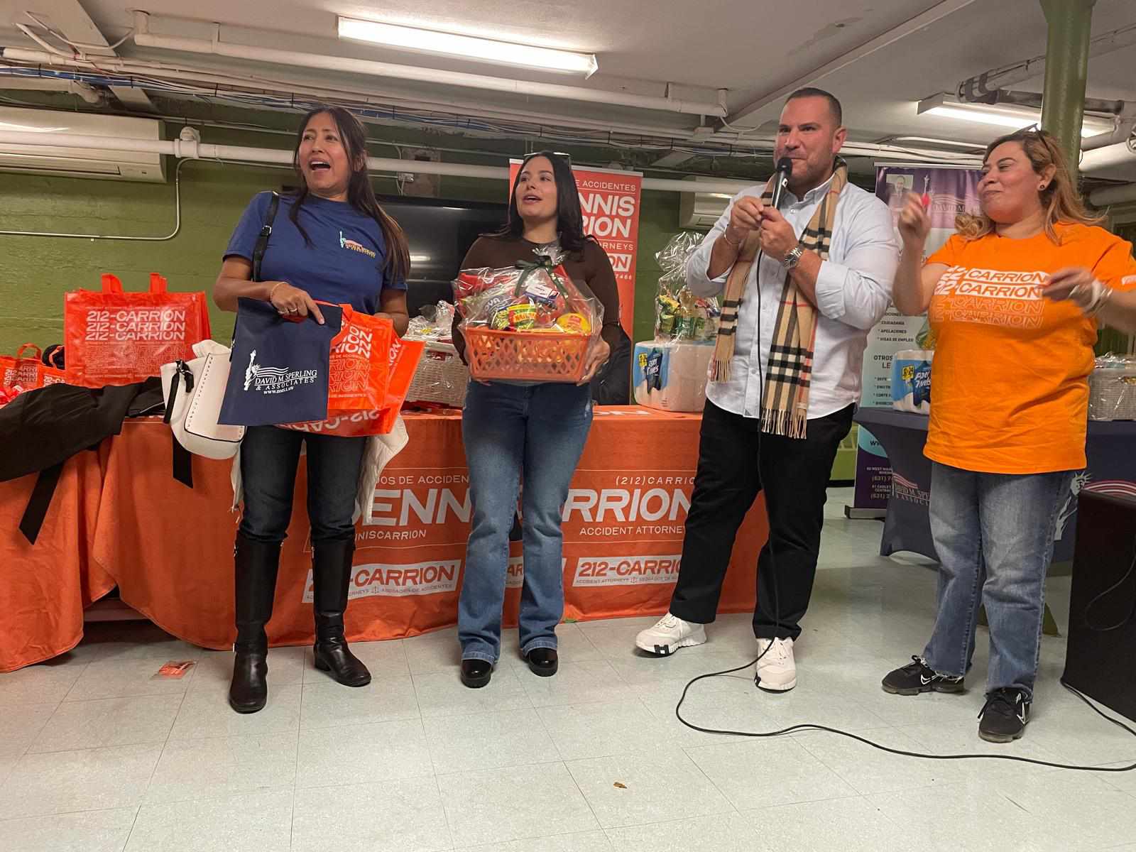 El abogado Dennis Carrión entrega pavos y víveres a familias hispanas en Central Islip