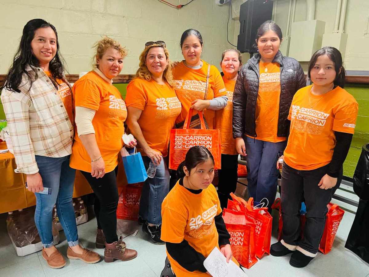 El abogado Dennis Carrión entrega pavos y víveres a familias hispanas en Central Islip