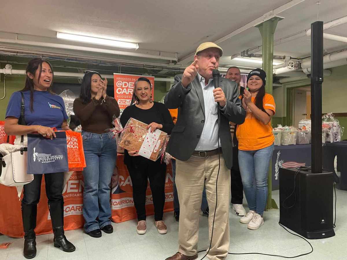 El abogado Dennis Carrión entrega pavos y víveres a familias hispanas en Central Islip