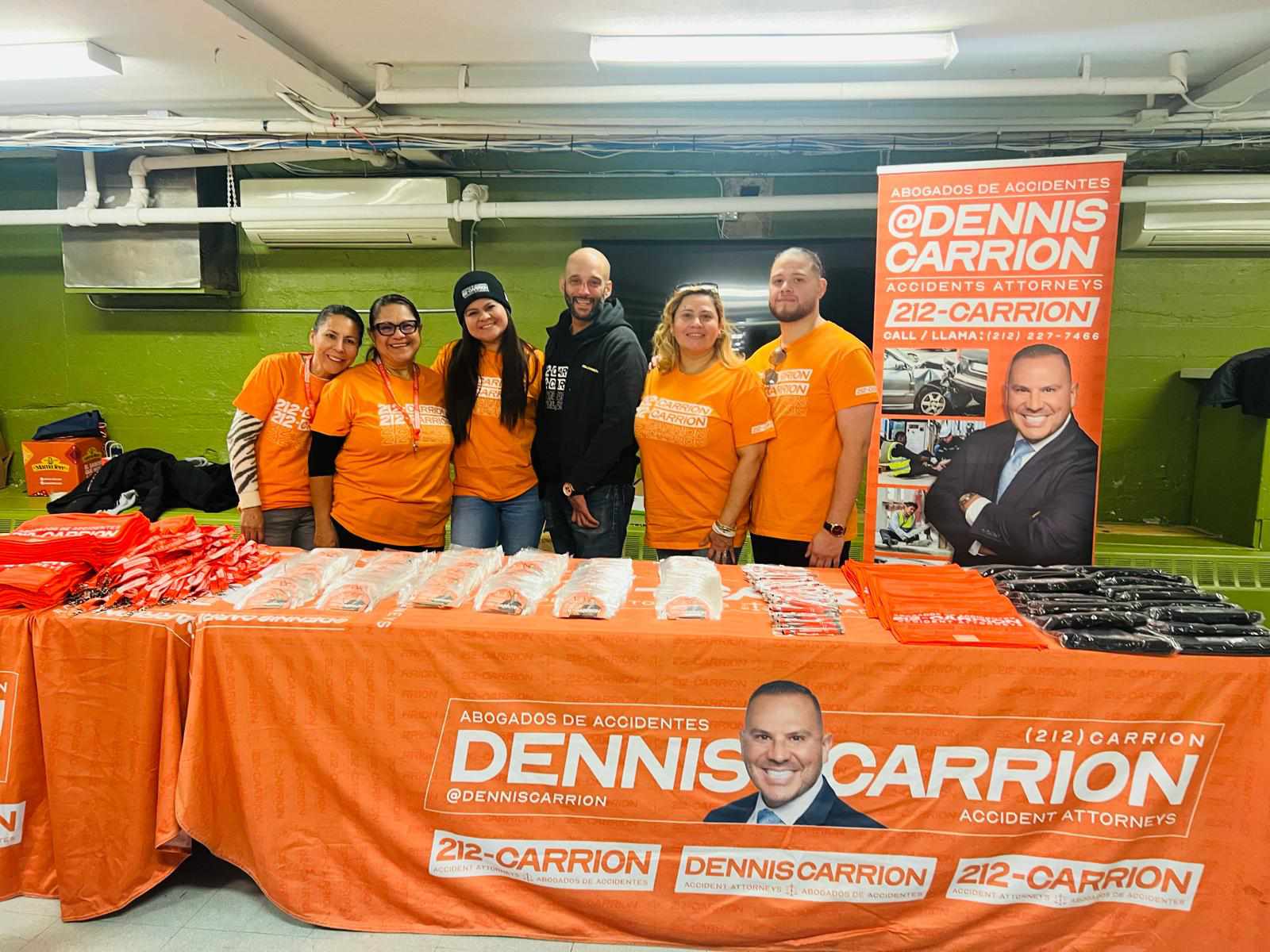 El abogado Dennis Carrión entrega pavos y víveres a familias hispanas en Central Islip