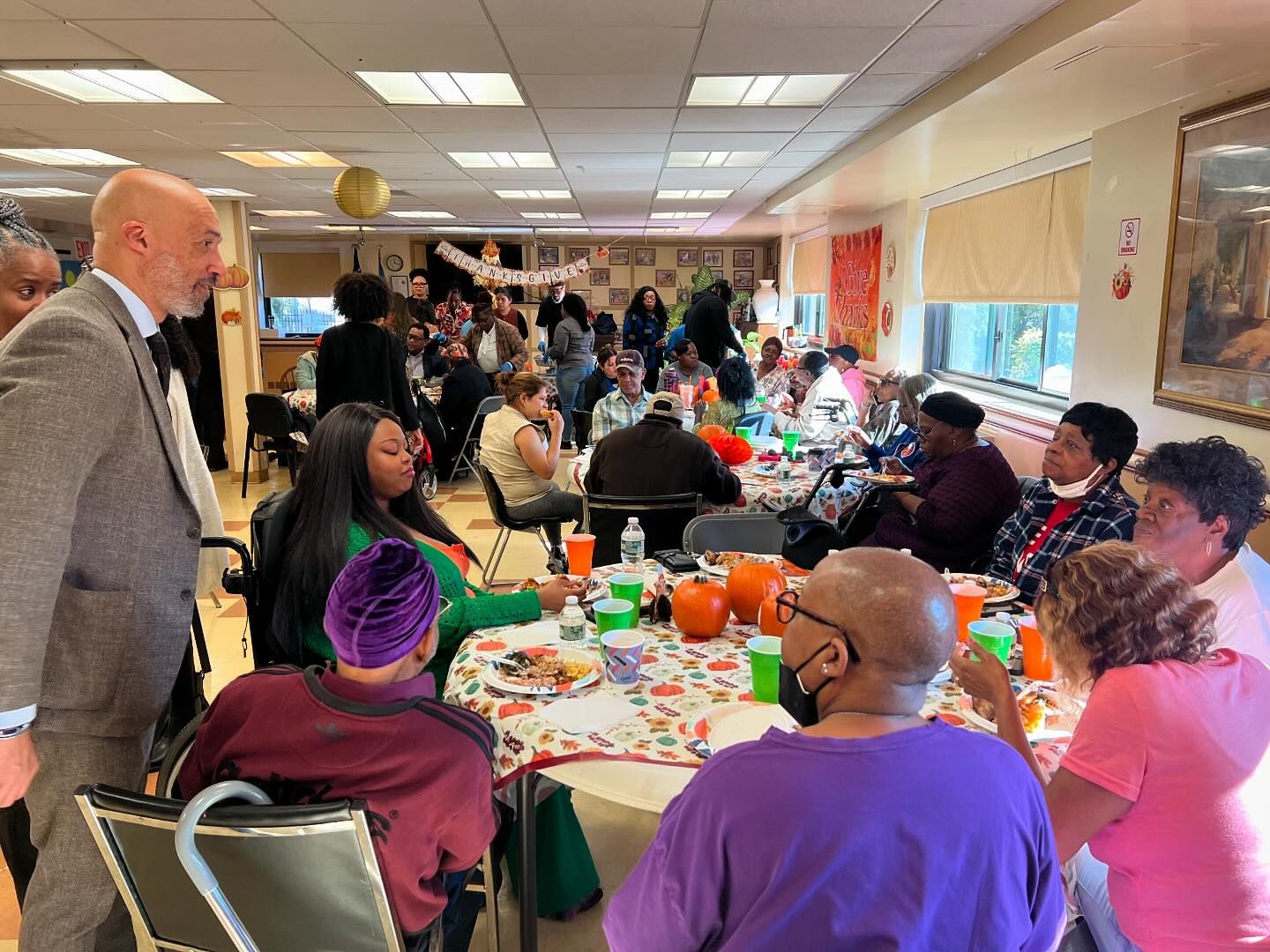 Legislador Davis celebra cena de Acción de Gracias para ancianos en Hempstead