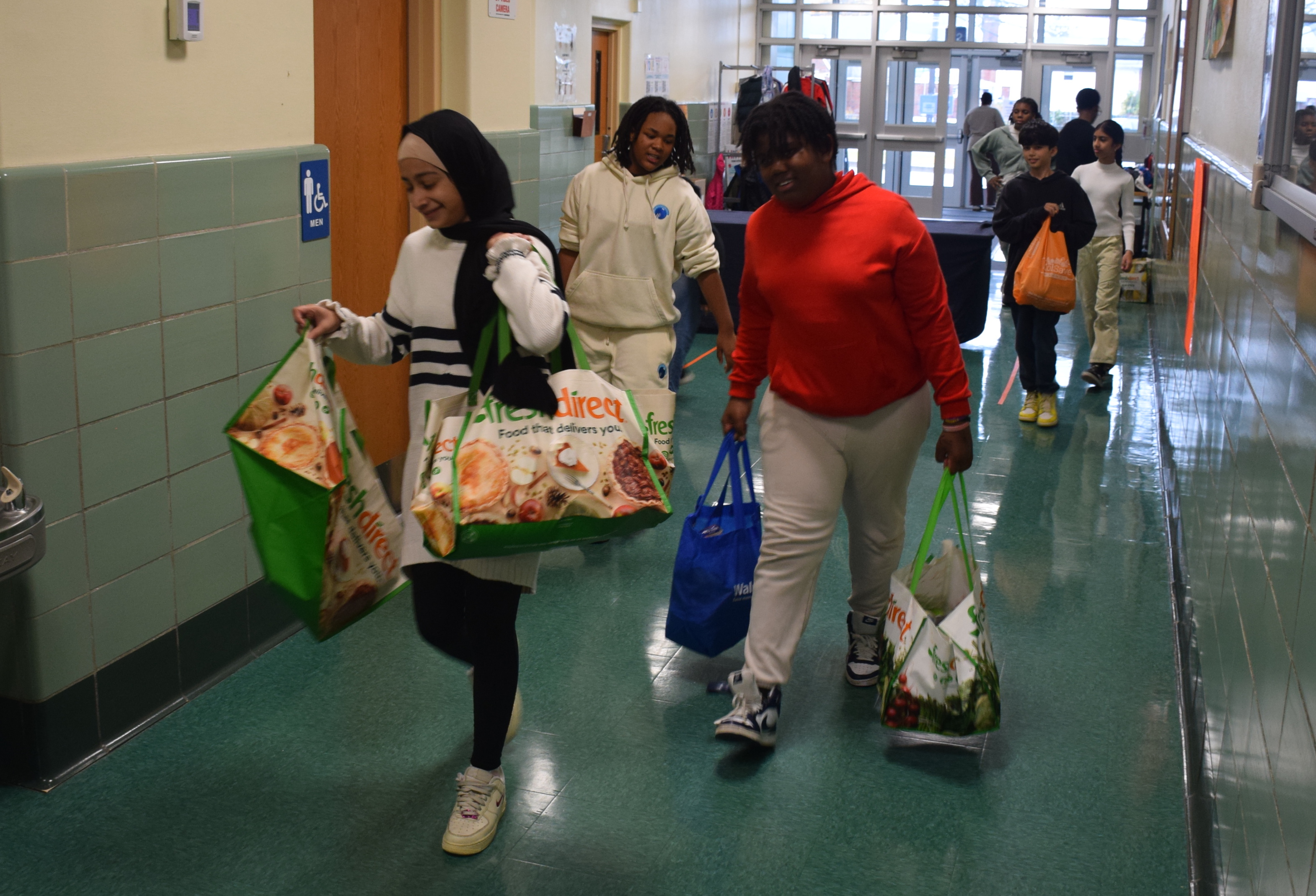 Estudiantes de Valley Stream organizaron colecta de alimentos para Thanksgiving