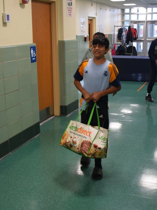 Estudiantes de Valley Stream organizaron colecta de alimentos para Thanksgiving