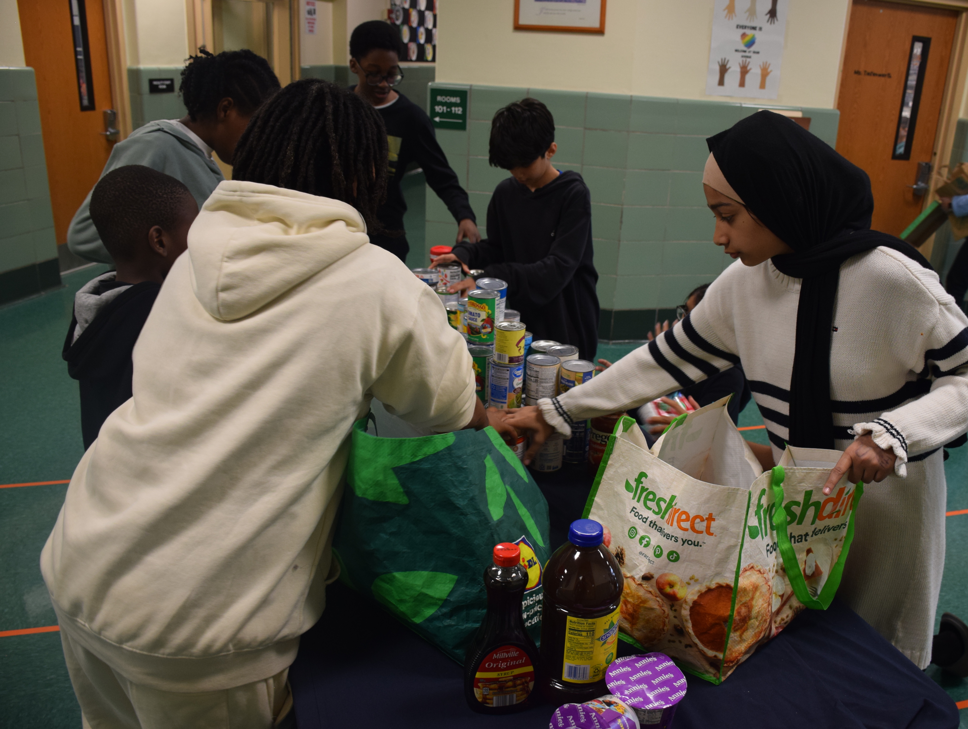 Estudiantes de Valley Stream organizaron colecta de alimentos para Thanksgiving