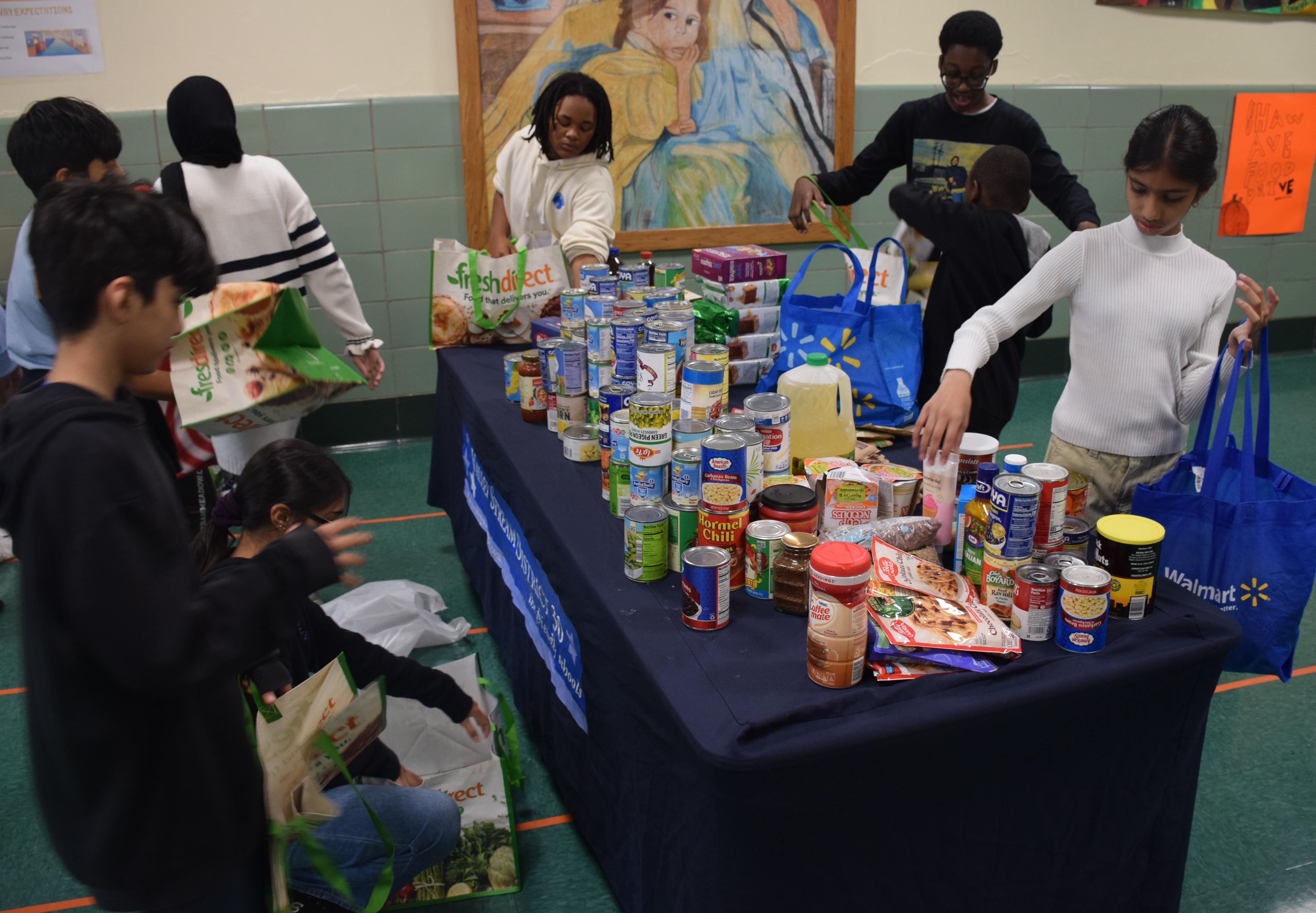 Estudiantes de Valley Stream organizaron colecta de alimentos para Thanksgiving