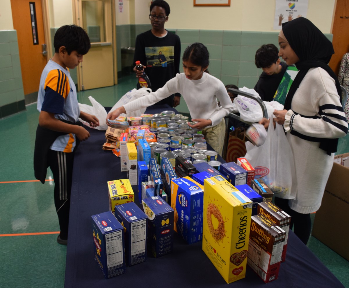 Estudiantes de Valley Stream organizaron colecta de alimentos para Thanksgiving