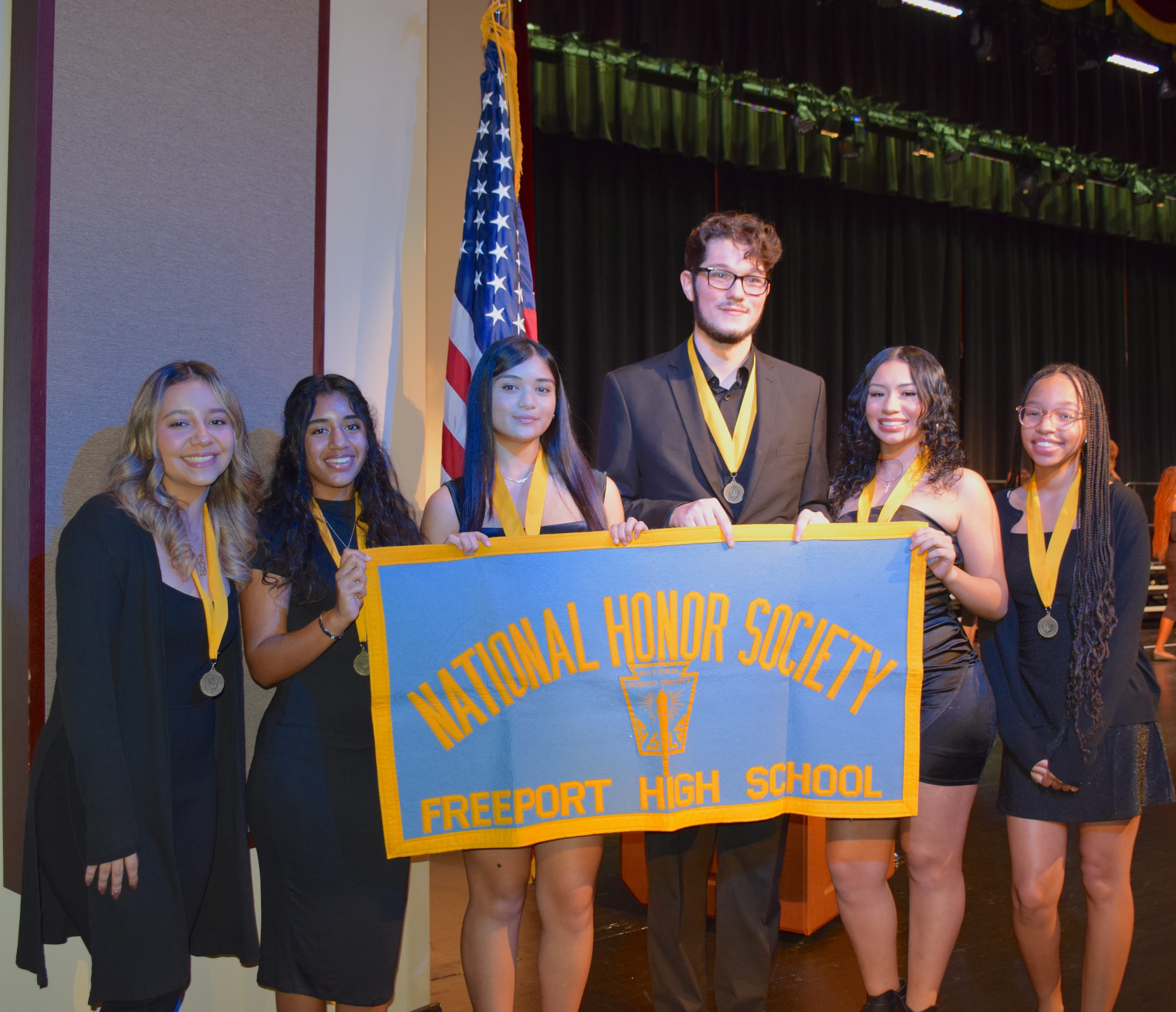 La Sociedad Nacional de Honor de Freeport High School incorpora a nuevos miembros